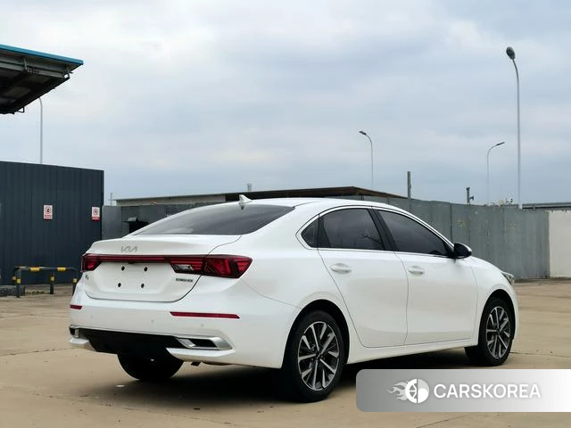 Kia K3 2023 Белый из Китая, фото 4