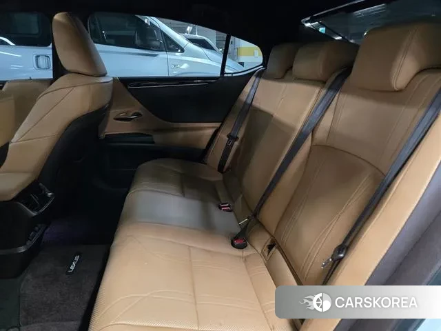 Lexus ES300h 7th generation 2019 Белый из Кореи, фото 4