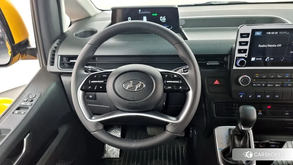 Hyundai Staria 2023 Желтый из Кореи, фото 4