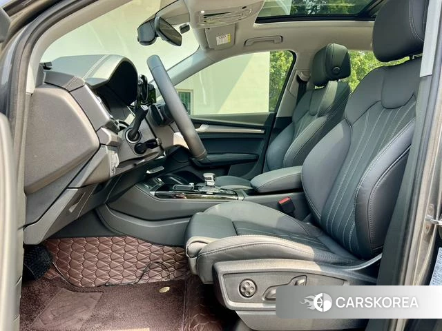 Audi Q5L 2022 Темно-серый из Китая, фото 4
