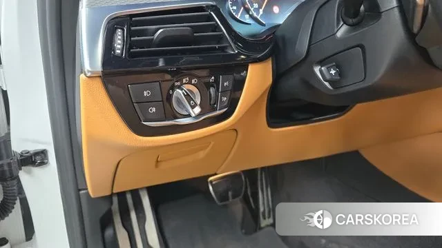 BMW 5 Series (G30) 2018 Белый из Кореи, фото 4