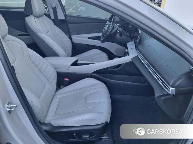 Hyundai Avante Hybrid (CN7) 2022 Светло-серебряный цвет из Кореи, фото 4