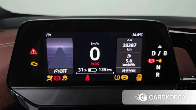 Volkswagen ID.4 2023 Светло-серебряный цвет из Кореи, фото 4