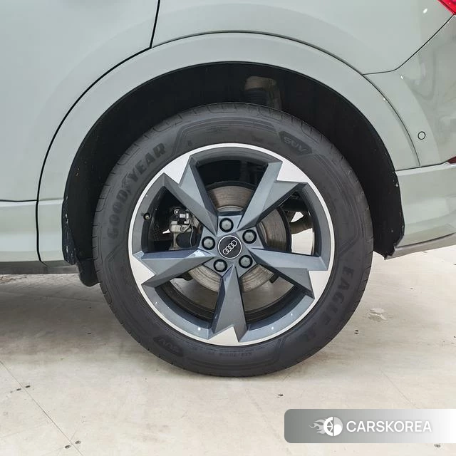 Audi Q3 2022 Темно-серый из Китая, фото 4