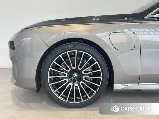 BMW i7 2024 Серебристо-серый из Китая, фото 4