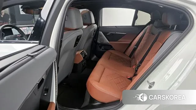 BMW 5 Series (G60) 2025 Белый из Кореи, фото 4