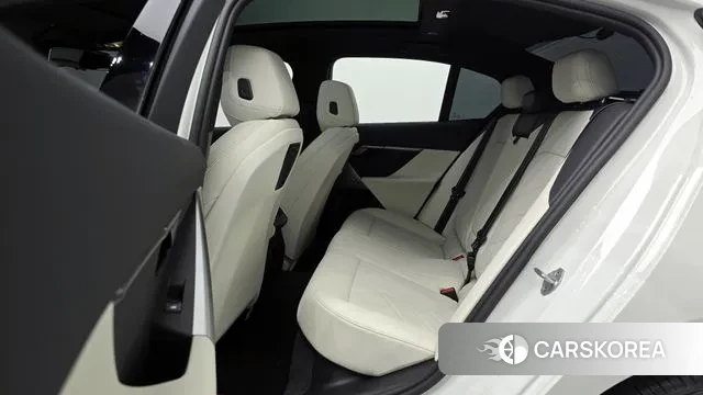 BMW 5 Series (G60) 2024 Белый из Кореи, фото 4