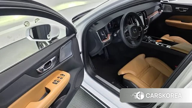 Volvo S60 3rd generation 2023 Белый из Кореи, фото 4