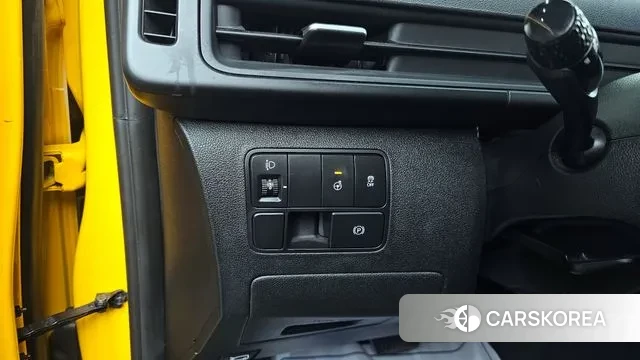 Hyundai Staria 2023 Желтый из Кореи, фото 4