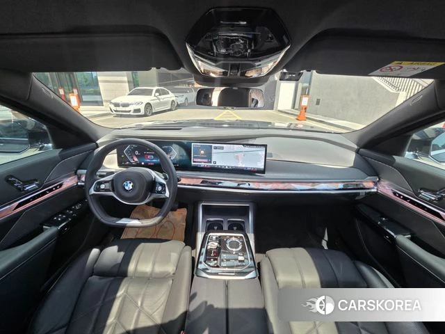 BMW 7 Series (G70) 2024 Черный двухцветный из Кореи, фото 4