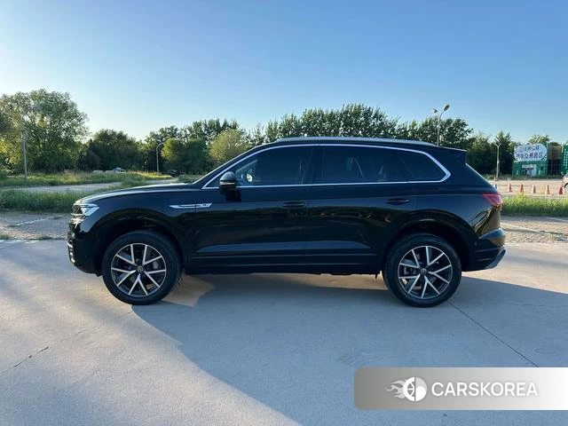 Volkswagen Touareg 2021 Черный из Китая, фото 4