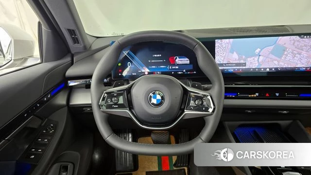 BMW 5 Series (G60) 2023 Белый из Кореи, фото 4