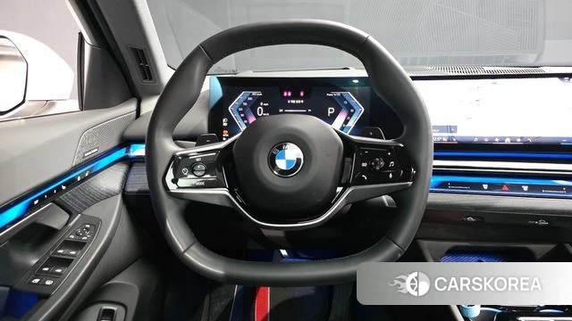 BMW 5 Series (G60) 2023 Белый из Кореи, фото 4