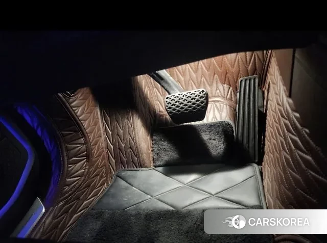 BMW 7 Series (G70) 2023 Серебристо-серый из Кореи, фото 4