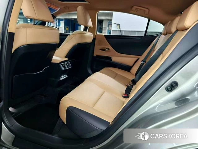 Lexus ES 2022 Серебристо-серый из Китая, фото 4