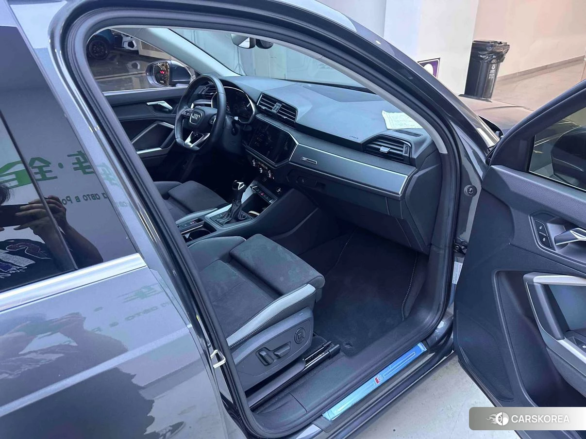 Audi Q3 2021 Темно-серый из Китая, фото 4