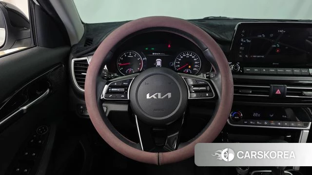 Kia Seltos 2022 Белый из Кореи, фото 4