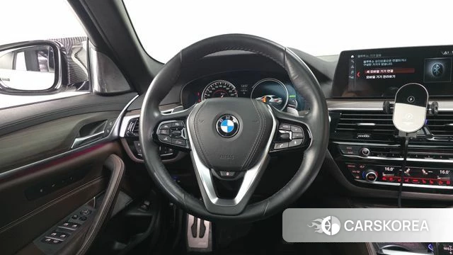 BMW 5 Series (G30) 2018 Белый из Кореи, фото 4
