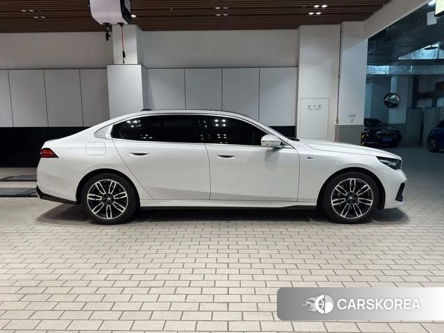 BMW 5 series 2025 Белый из Китая, фото 4
