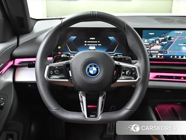 BMW 5 Series (G60) 2025 Белый из Кореи, фото 4