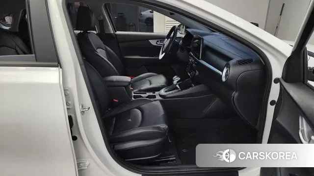 Kia The New K3 2nd generation 2021 Белый из Кореи, фото 4