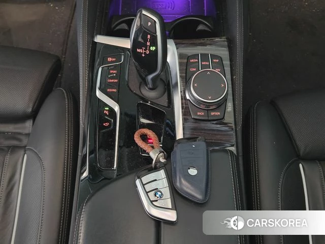 BMW 5 Series (G30) 2023 Белый из Кореи, фото 4