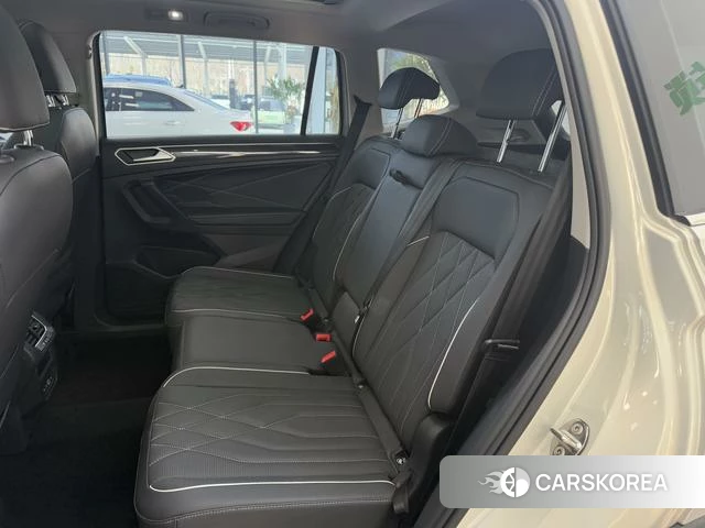 Volkswagen Tiguan L 2022 Темно-серый из Китая, фото 4