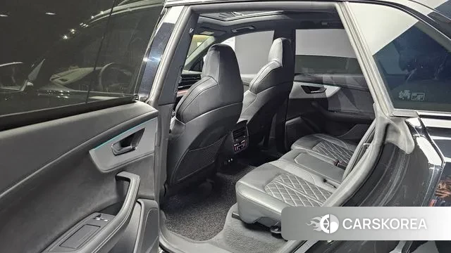 Audi Q8 (4M) 2023 Черный из Кореи, фото 4