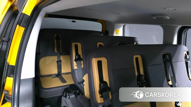 Hyundai Staria 2023 Желтый из Кореи, фото 4