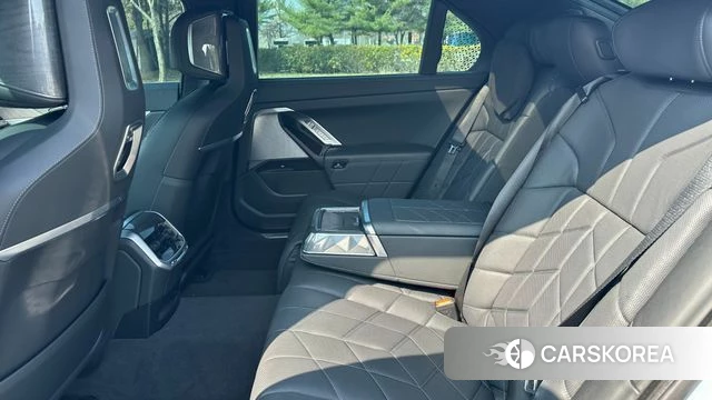 BMW 7 Series (G70) 2023 Небесно-голубой из Кореи, фото 4