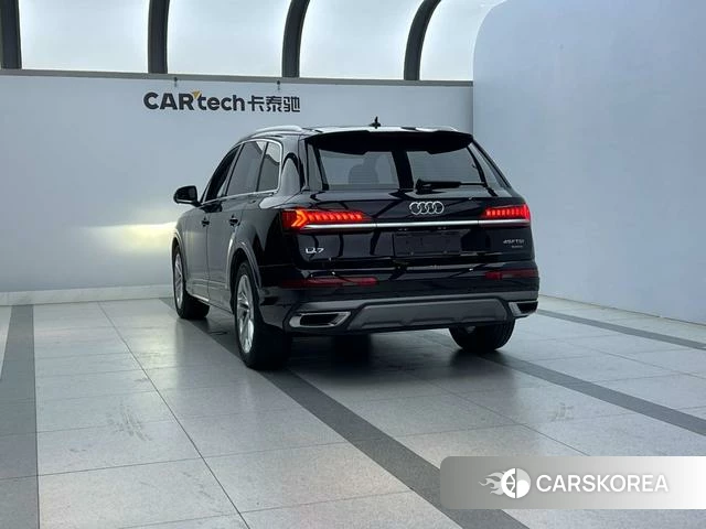 Audi Q7 2021 Черный из Китая, фото 4