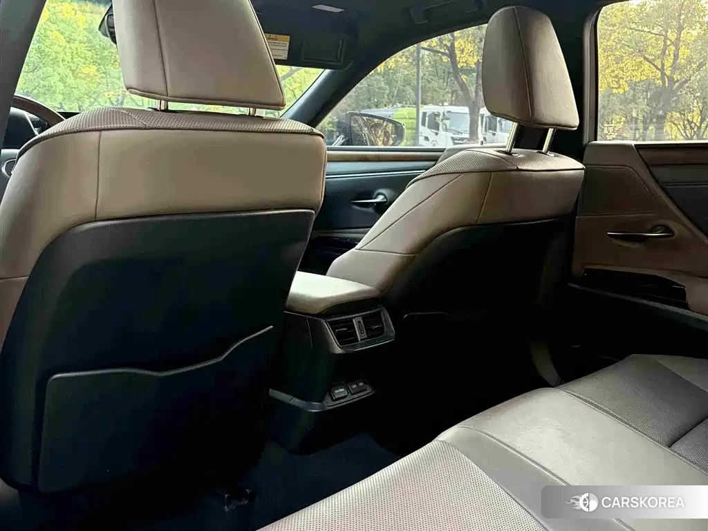 Lexus ES 2024 Silver/gray из Китая, фото 4