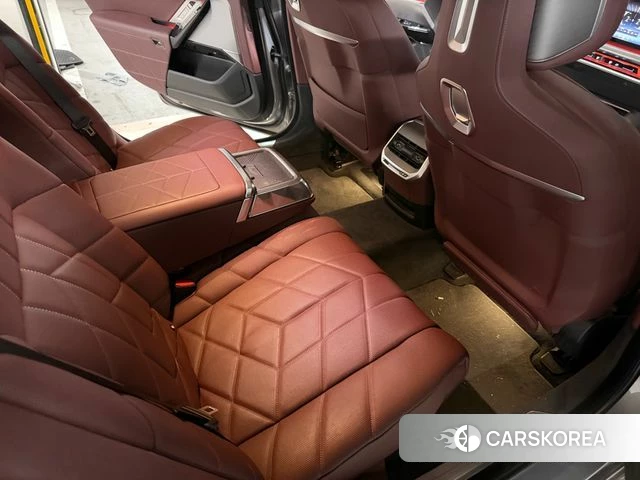 BMW 7 Series (G70) 2023 Серебристо-серый из Кореи, фото 4