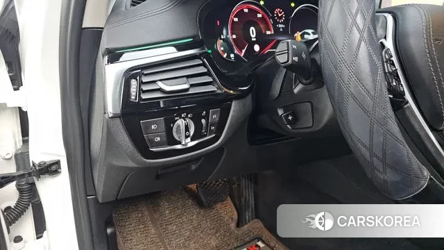 BMW 5 Series (G30) 2018 Белый из Кореи, фото 4