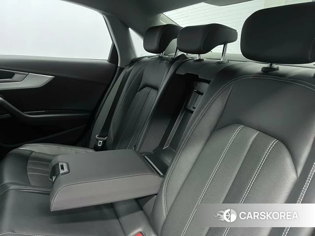 Audi A4L 2023 Темно-серый из Китая, фото 4