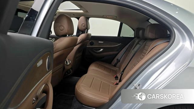 Mercedes-Benz E-Class W213 2021 Светло-серебряный цвет из Кореи, фото 4