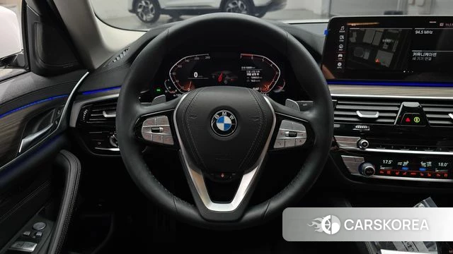 BMW 5 Series (G30) 2023 Белый из Кореи, фото 4