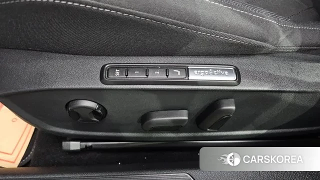 Volkswagen Golf 8th Generation 2023 Белый из Кореи, фото 4