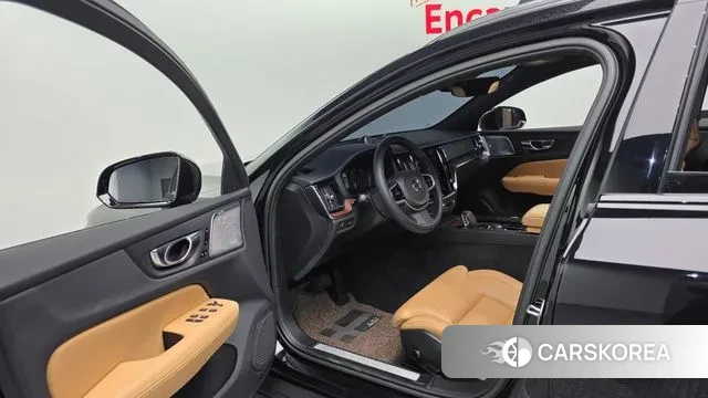 Volvo V60 Cross-Country 2nd Generation 2022 Черный из Кореи, фото 4