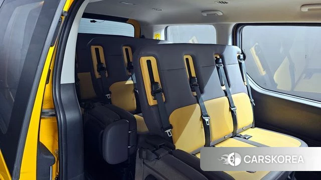 Hyundai Staria 2023 Желтый из Кореи, фото 4
