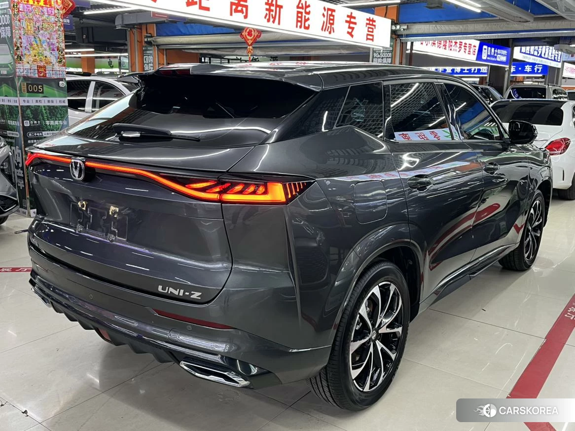Chang'an UNI-Z PHEV 2024 Темно-серый из Китая, фото 4