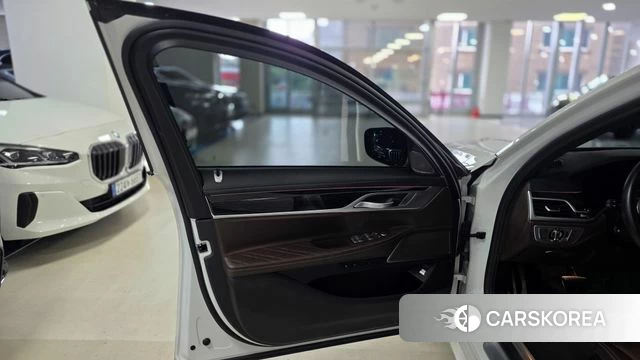 BMW 7 Series (G11) 2021 Жемчужный двухцветный из Кореи, фото 4
