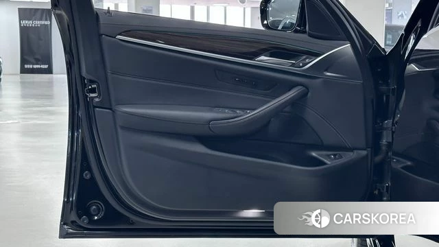 BMW 5 Series (G30) 2022 Черный из Кореи, фото 4
