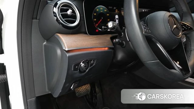 Mercedes-Benz E-Class W213 2023 Белый из Кореи, фото 4