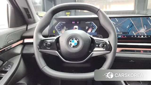 BMW 5 Series (G60) 2023 Белый из Кореи, фото 4