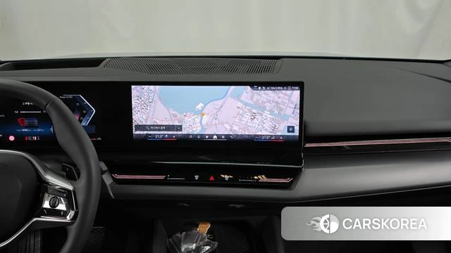 BMW 5 Series (G60) 2024 Серебристо-серый из Кореи, фото 4