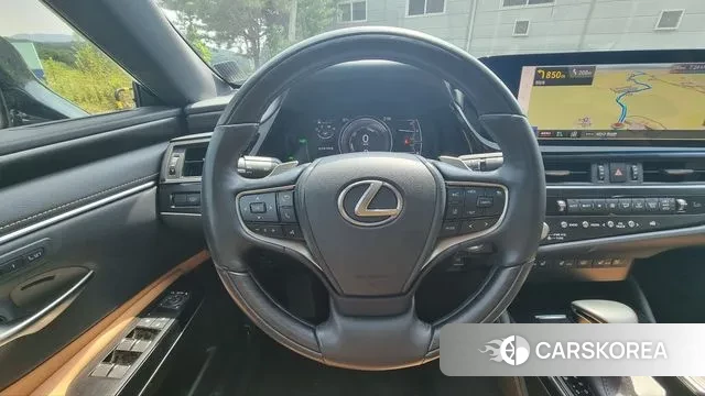 Lexus ES300h 7th generation 2023 Серебристо-серый из Кореи, фото 4