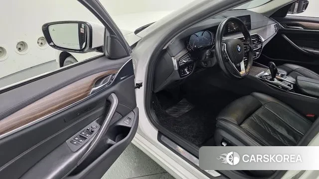 BMW 5 Series (G30) 2018 Белый из Кореи, фото 4