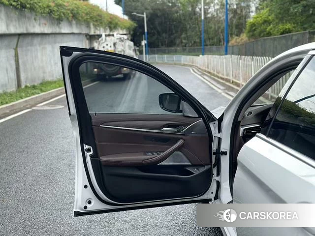 BMW 5 series 2024 Белый из Китая, фото 4