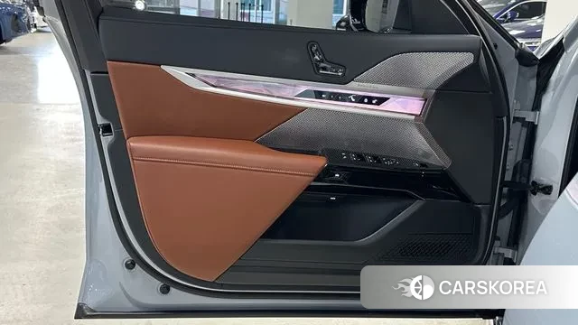 BMW 7 Series (G70) 2024 Светло-серебряный цвет из Кореи, фото 4